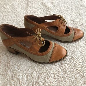 {Jeffrey Campbell} Lace Up Block Heel, size 8